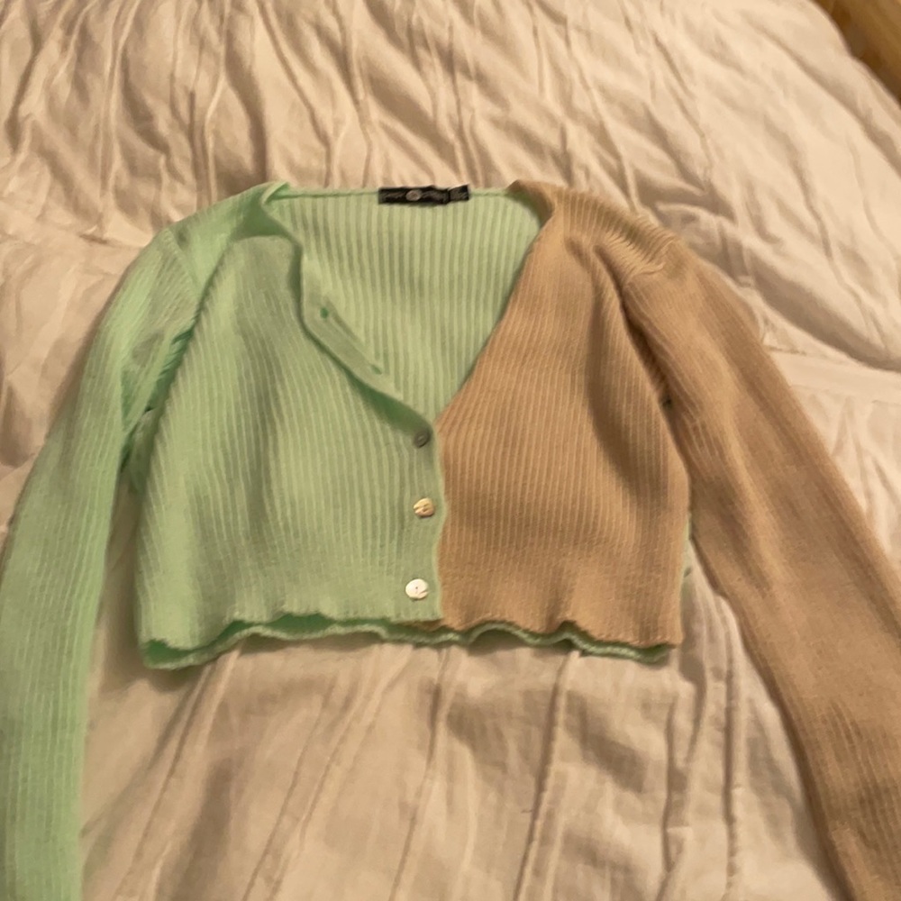 Very cute long sleeve shirt. Cropped. Size 6